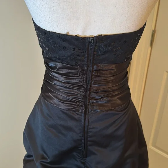 Beautiful vintage ballgown in black. Size 6. Fits like a size 4. - Picture 5 of 9